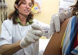 Una sanitaria aplica la vacuna contra el cáncer de cérvix a una niña. :: IDEAL/