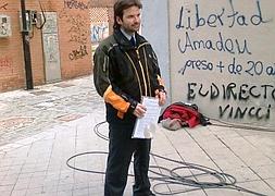 Rafael Alba, con la denuncia en la mano, en el lugar de la paliza. / J.R.O./