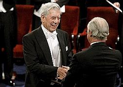 Mario Vargas Llosa recibe el premio Nobel el pasado mes de diciembre :: EFE/