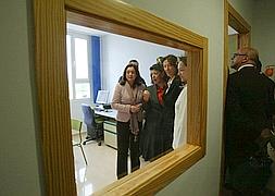 Las autoridades y directivos de la asociación durante la visita inaugural, ayer. :: CELIA MONDÉJAR/