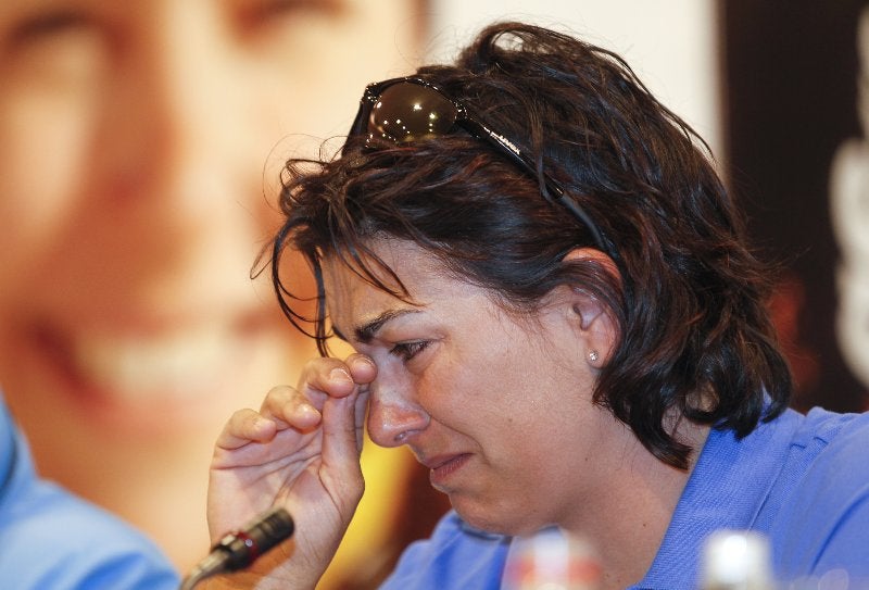 María José Rienda se seca emocionada las lágrimas que no pudo contener en su despedida oficial. :: RAMÓN L. PÉREZ/