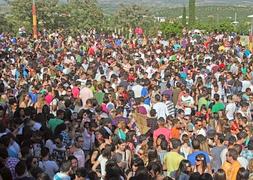 Fiesta de la Primavera. Miles de jóvenes (se estima que unos 8.000) se dieron cita el jueves para un macrobotellón. :: FRANCIS J. CANO/