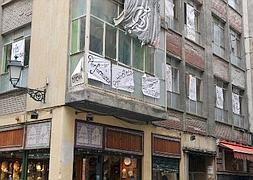 El edificio en el que se han instalado los ‘okupas’. :: PACO ORTIZ/