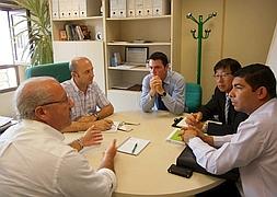 Reunión de los representantes de 'Korea Automation Co. LTD' con el concejal de Agricultura, Ganadería y Medio Ambiente. :: IDEAL/