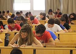 Estudiantes realizando un examen en la Universidad. :: IDEAL/