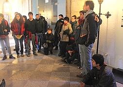 Miembros del movimiento 15M esperan que los reciba el rector :: RAMÓN L. PÉREZ/