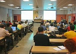 Universitarios con portátiles en una clase. :: IDEAL/