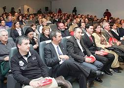 En primera fila los premiados compartieron espacio con los organziadores en un salón de actos repleto de público. :: FOTOS: JOSÉ JUAN MULLOR/