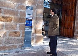Una muestra de las señalas que el Ayuntamiento ha colocado en distintos edificios para ayudar al turista. :: ENRIQUE/