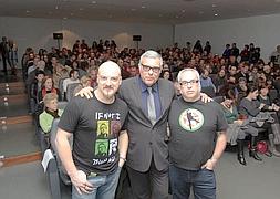 Navarrete, Prats y 'El Che' ante una sala completamente abarrotada. :: CHEMA ARTERO/