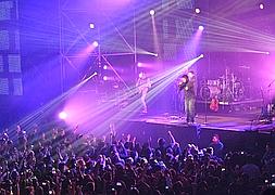 Los Estopa no defraudaron y sacaron a bailar a tres mil personas al ritmo de sus canciones. :: GONZÁLEZ MOLERO/