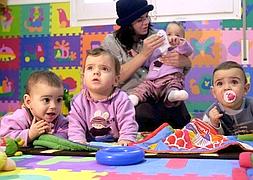 Una madre junto a sus cuatro hijos. :: IDEAL/