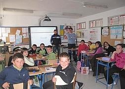 Alumnado del colegio Monte Chullo pertencientes al aula de Dólar, con su maestro Sergio y con el jefe de estudios, Plácido Milla. :: RAMÓN QUESADA/