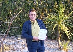 Investigación. Alfredo Rodríguez, con su libro. :: A. C./