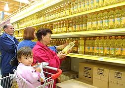 Algunos distribuidores venden el aceite de oliva más barato que el de girasol. :: IDEAL/
