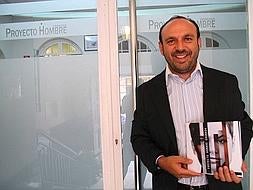 Manuel Mingorance, director de Proyecto Hombre de Granada, con la memoria de la asociación del año pasado. :: Á. PEÑALVER/