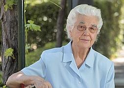 Sor Josefina, en el jardín de la residencia de las Hermanas de la Caridad en Regina Mundi. :: RAMÓN L. PÉREZ/