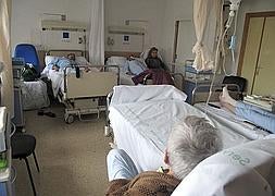 Varios pacientes ingresados en una habitación de un hospital granadino. :: Á. PEÑALVER/