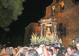 La Morenita luce todo su esplendor ante los devotos que soportaron horas de espera y un calor extremo. :: SANTI SUÁREZ/