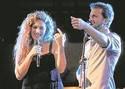 Estrella Morente estuvo acompañada por Pablo Alborán en la segunda parte del concierto. :: P. MERCHÁN/
