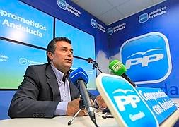 Ignacio Fernández, ayer ante los medios. / RAMÓN L. PÉREZ/