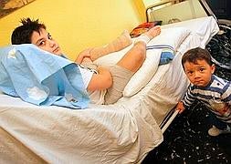Iván, en la cama del hospital de Manises, junto a su hermano. :: TXEMA RODRÍGUEZ/