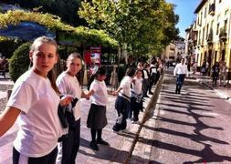 Los escolares han ocupado todo el Paseo de los Tristes abrazando el Albaicín :: RAMÓN L. PÉREZ/