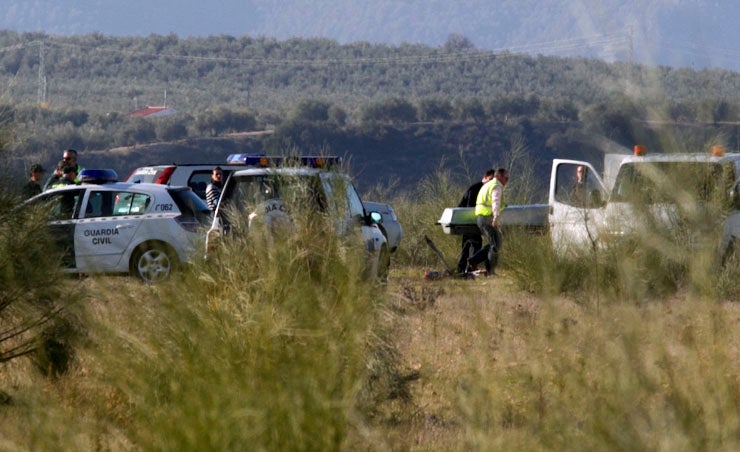 Momento del traslado del cuerpo de uno de los fallecidos :: RAMÓN L. PÉREZ/