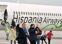 Pasajeros del primer vuelo de Hispania se despiden de Granada :: EFE/