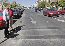 Bandas colocadas en septiembre pasado en la Avenida de Andalucía. M. BÉJAR/