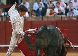 Manuel Escribano en su faena a uno de los miuras. :: EFE/