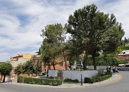 Vistas de la que será bautizada como 'Plaza de Joe Strummer' en la Cuesta de Escoriaza de Granada.:: G. MOLERO/