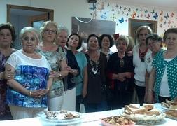 Merienda de fin de curso, ayer en la sede de Alhalba. :: J. F. B./