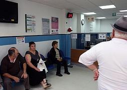 Los centros de salud de las zonas de interior asisten a menos pacientes en verano, según los datos del SAS. :: IDEAL/