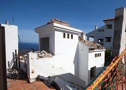 Una de las viviendas afectadas por el movimiento de la ladera, de los Cármenes del Mar, en Cerro Gordo. :: JAVIER MARTÍN/