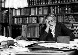 Mariano Fortuny, en su mesa de trabajo en la biblioteca del Palazzo Orfei, en torno a 1940./