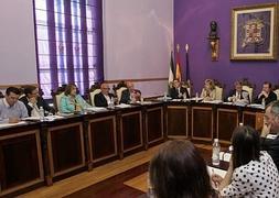 El acuerdo para Policía y Bomberos se aprobó en el pleno de mayo. IDEAL/