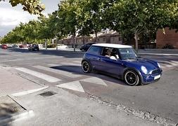 Un coche salva un badén instalado para frenar la velocidad de la circulación en una imagen de archivo. :: IDEAL/