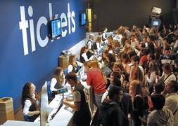 Las taquillas del Kinépolis en Granada, hasta arriba.:: GONZÁLEZ MOLERO/