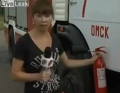 Una reportera la lía con un extintor en directo