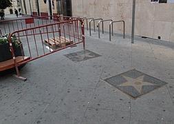 La placa espera para ser descubierta :: S. GONZÁLEZ HUESO/