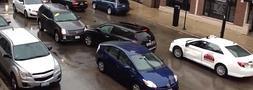 Choca contra un taxi y huye del lugar embistiendo a más vehículos