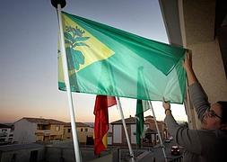 La bandera de Valderrubio exhibe una planta de tabaco, el símbolo de la Vega de Granada. :: RAMÓN L. PÉREZ/