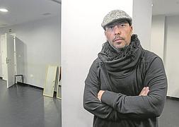 Piñaki Gómez, en una de las salas de la Escuela de Teatro Remiendo . :: ALFREDO AGUILAR/