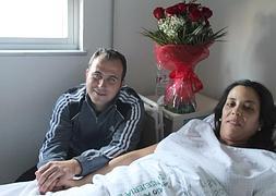 Ana, que posa junto a su marido Manolo, fue la primera almeriense en dar a luz en el año 2014. :: S. G. H./