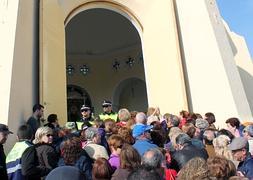 Cientos de personas accedieron a la ermita tras la misa para mostrar su devoción a la Virgen. :: F. GAVILÁN/