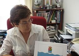 Mercedes Tapia, alcaldesa de Balanegra, muestra la bandera local. :: I./