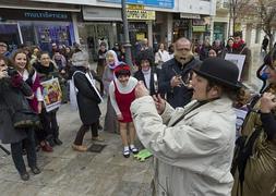 Participantes disfrazados en el Zaidín :: EFE/