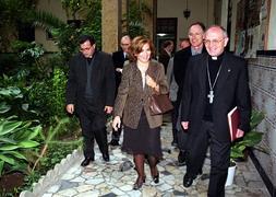 Rosendo Álvarez con la entonces consejera de Cultura, Carmen Calvo en 1999. :: IDEAL/