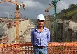 El ingeniero granadino José Peláez posa ante las obras de ampliación del Canal de Panamá. :: IDEAL/